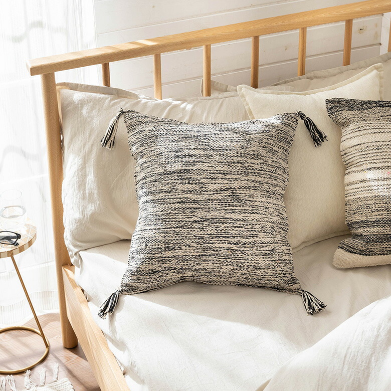 ランダムなストライプ模様がおしゃれなクッションカバー