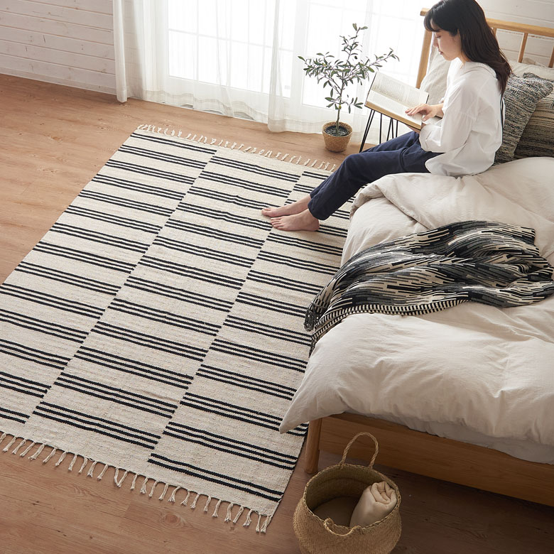 ナチュラルカラーのストライプ柄コットンラグ