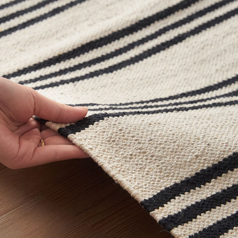 綿100％の手織りラグ