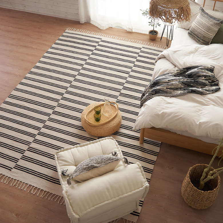ナチュラルカラーのストライプ柄コットンラグ