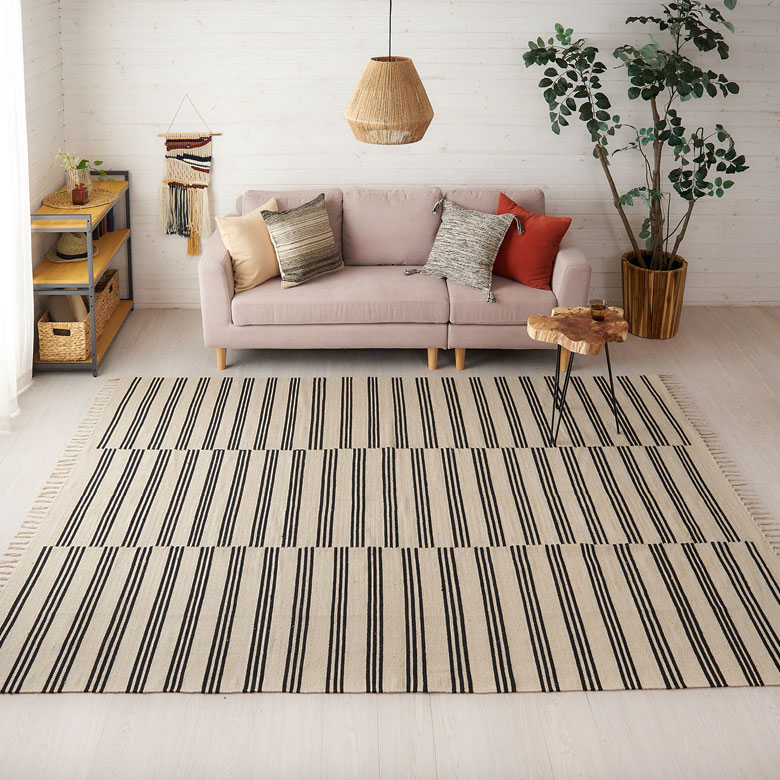 リビングに広々敷ける大きめサイズ