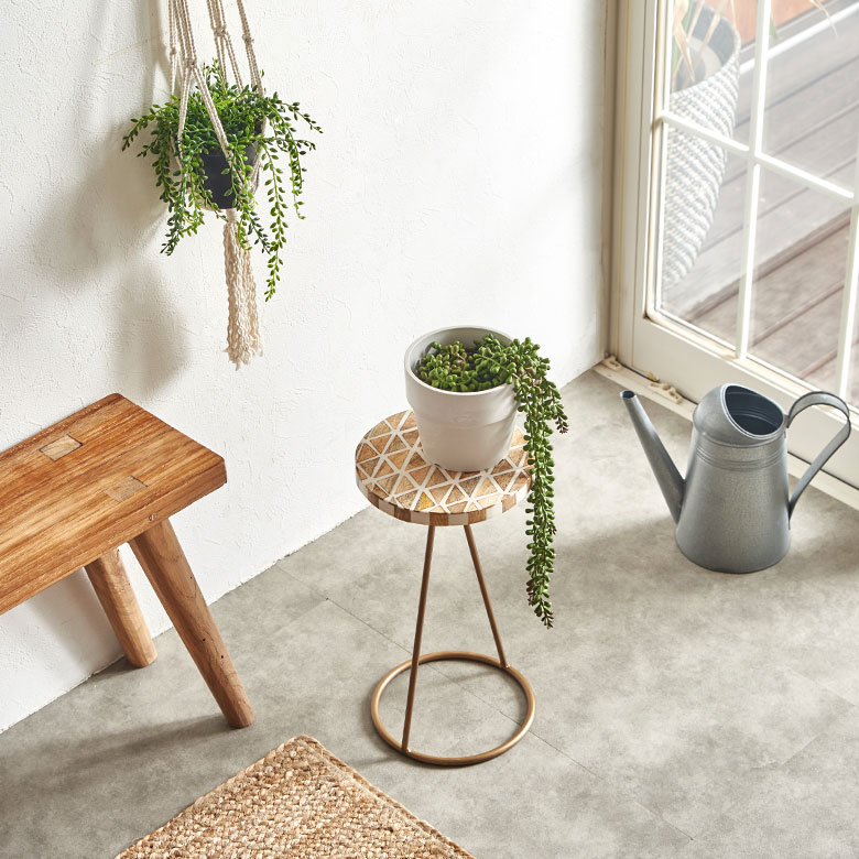 鉢植えをポンと乗せるだけで、空間を格上げしてくれる