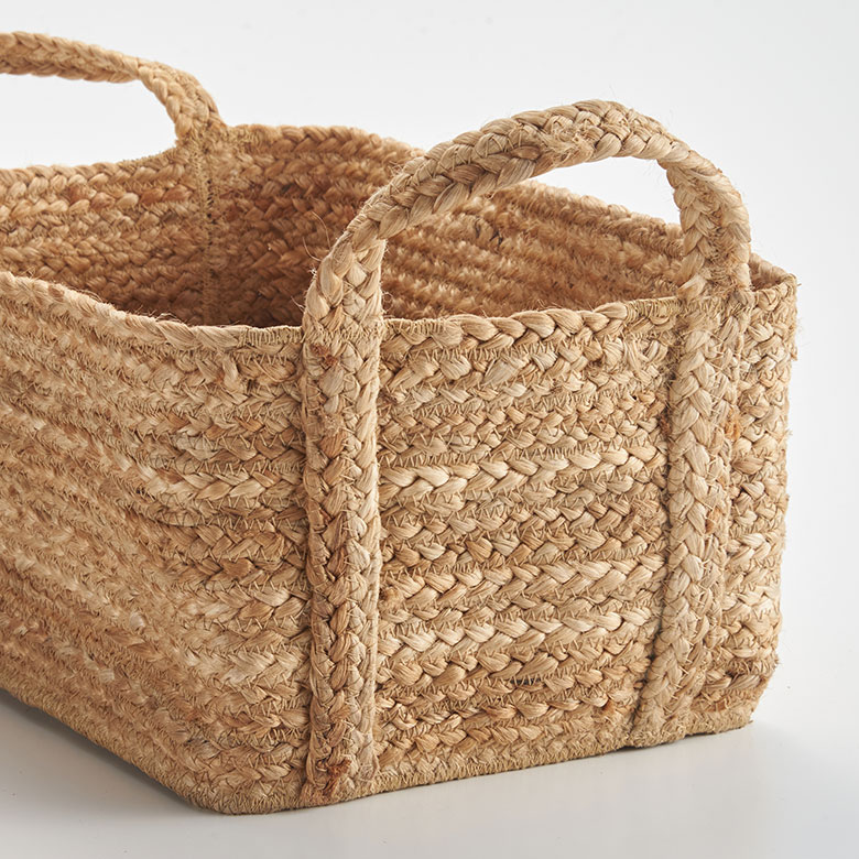 海外リゾートライクなインテリアを彷彿とさせる、ジュートの収納バスケット。