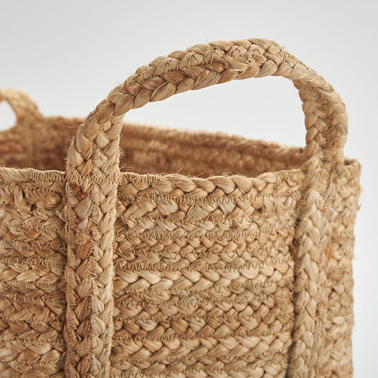 しっかりと丈夫なハンドメイドの収納バスケット