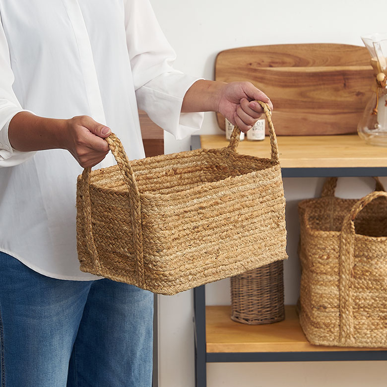 持ち運びにも便利なハンドル付き