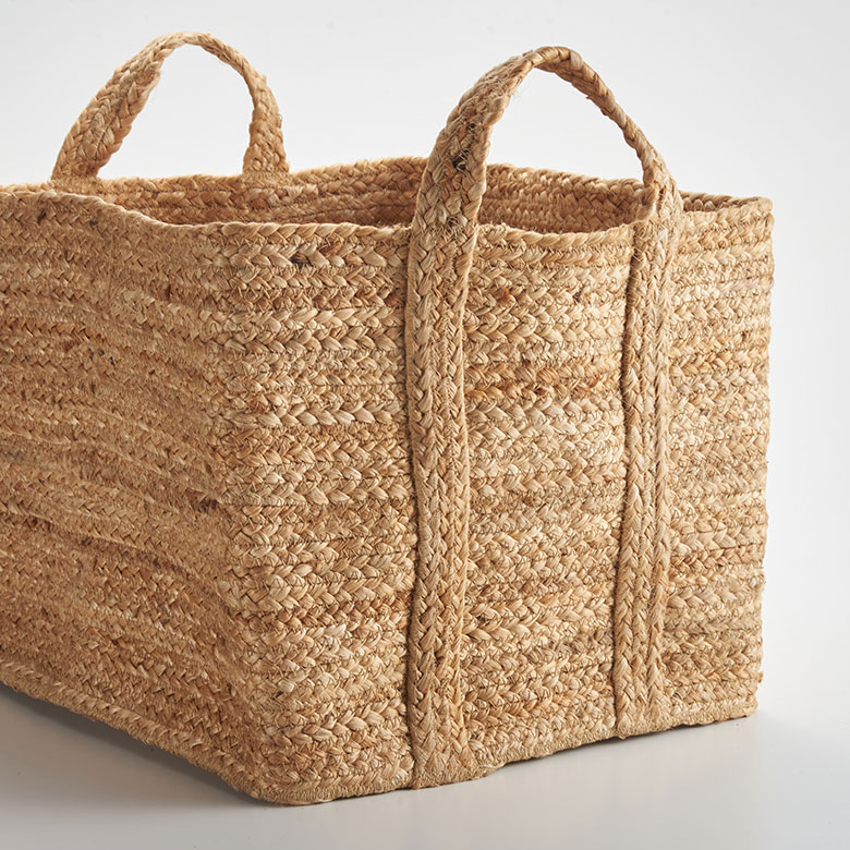海外リゾートライクなインテリアを彷彿とさせる、ジュートの収納バスケット。