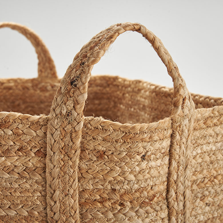 しっかりと丈夫なハンドメイドの収納バスケット