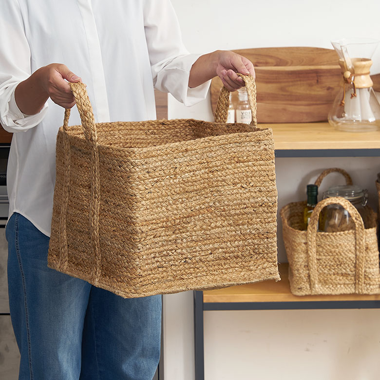 持ち運びにも便利なハンドル付き