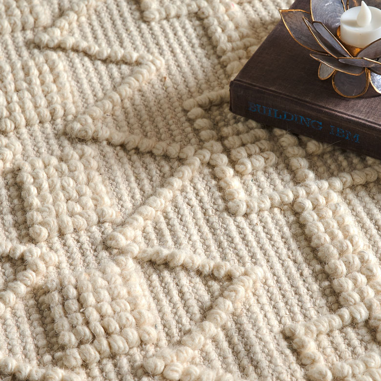 ひとつひとつ職人がハンドメイドで製作しています