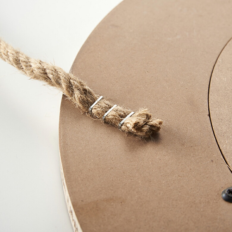 ロープはタッカーで留まっています