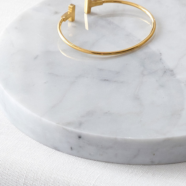 マーブル模様が美しい天然大理石を豪華に使用