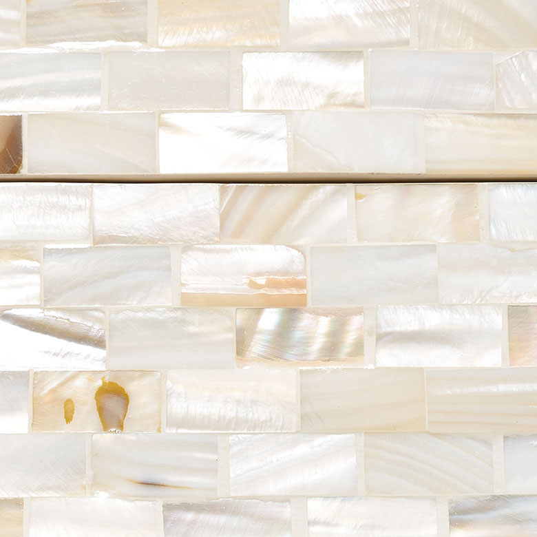 真珠貝の殻がモザイクのように敷き詰められています