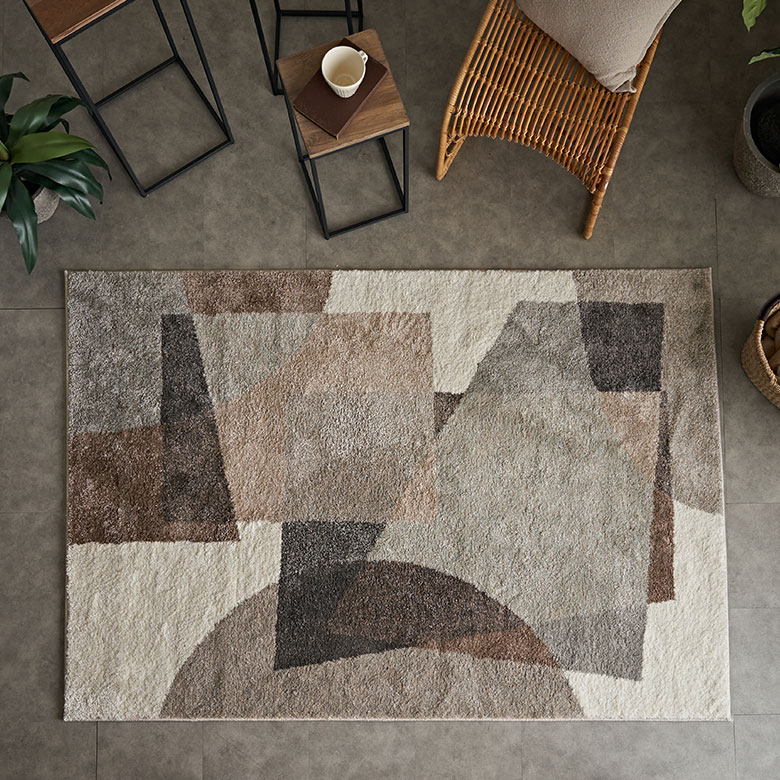 存在感のある柄物のインテリアアイテムも、ラグなら取り入れやすい