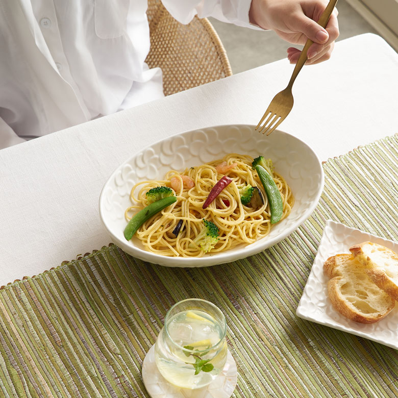 エンボス加工で皿まわりをぐるりと囲むプルメリアデザイン