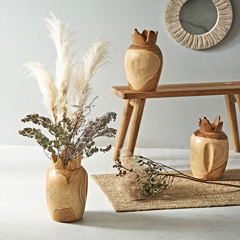 無垢の天然チークウッドをくり抜いて作られたフラワーベース