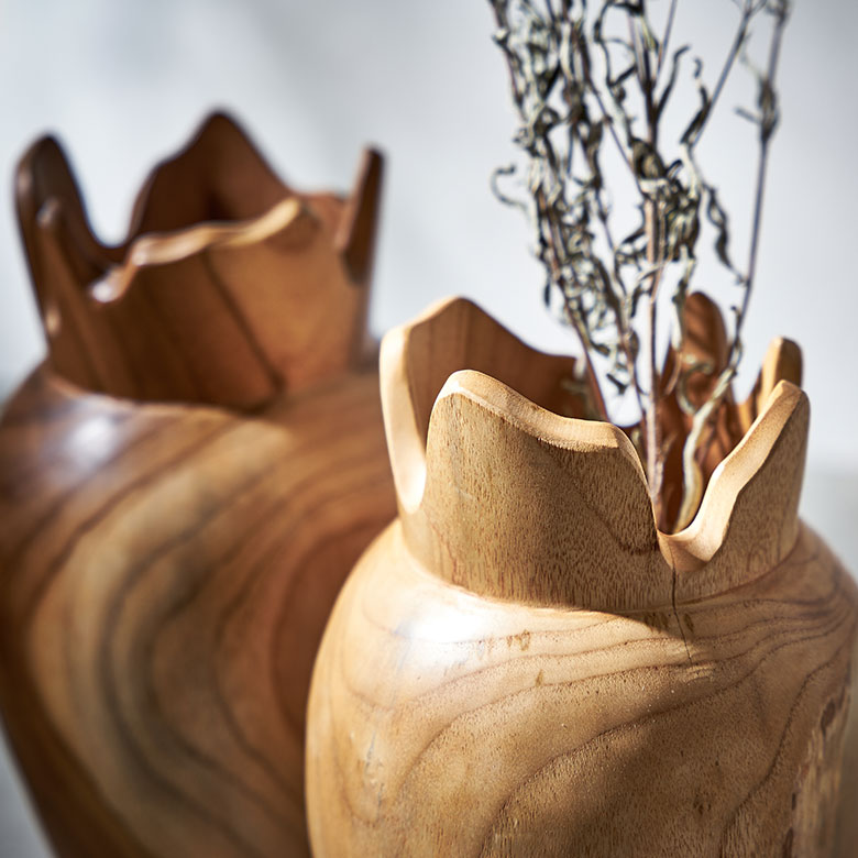 蜜蝋ワックスで仕上げた、自然な艶のある質感