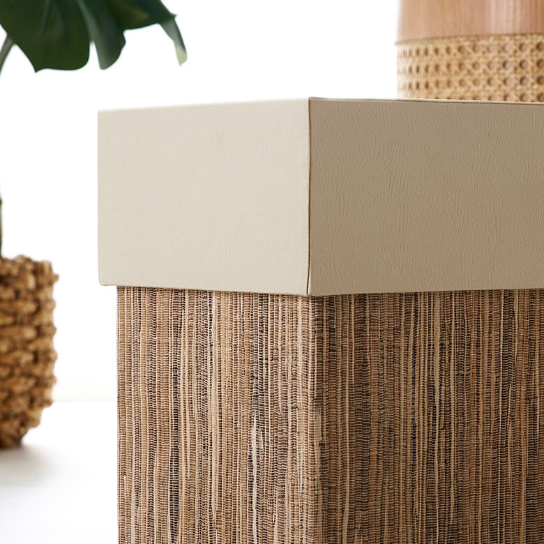 天然素材ウォーターヒヤシンスの風合いのある素材感とスタイリッシュなフェイクレザーの組み合わせ