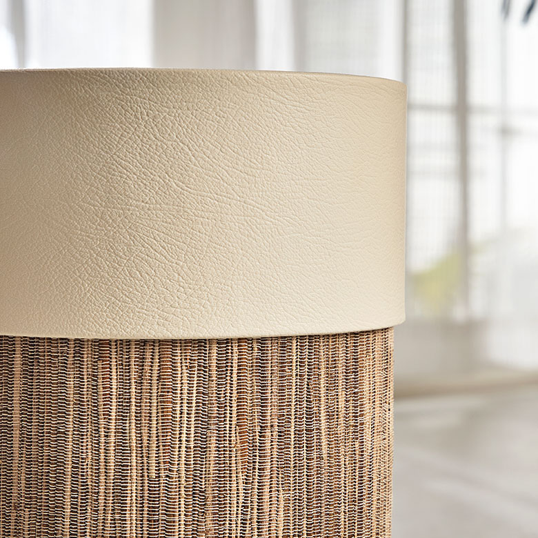 天然素材ウォーターヒヤシンスの風合いのある素材感とスタイリッシュなフェイクレザーの組み合わせ