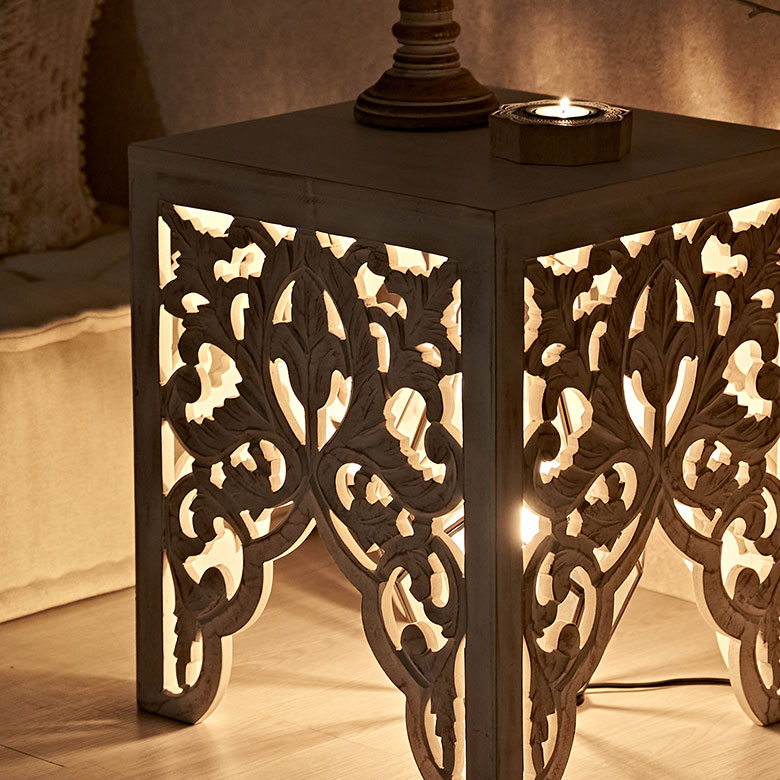 影まで美しい、繊細なレリーフ