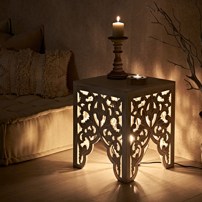 透かし彫りが影になり、幻想的な灯り ライト