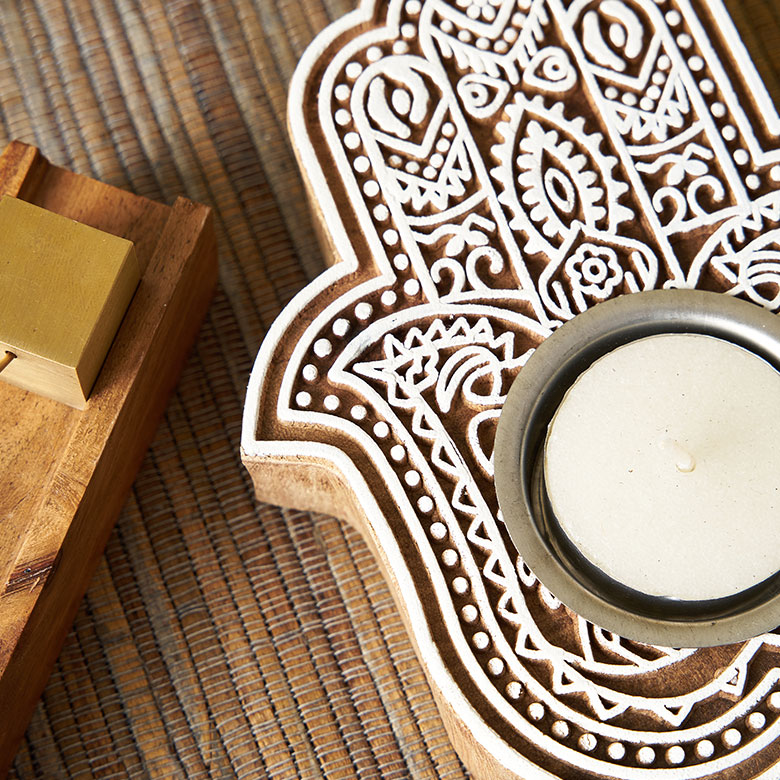 木を彫り、凹凸で表現された繊細な柄