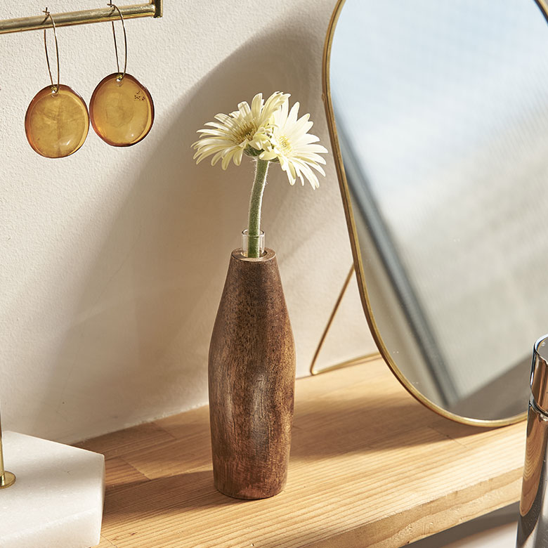 ゆるやかにカーブを描いた、縦長のフォルム