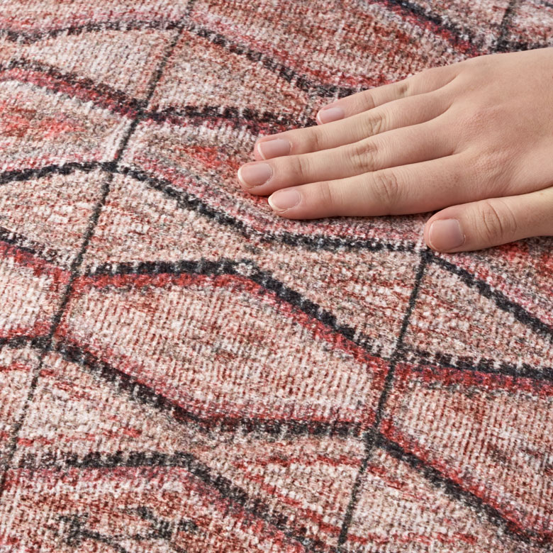 落ち着いたトーンの色合いがおしゃれな、ブリックカラーのキリムデザイン。