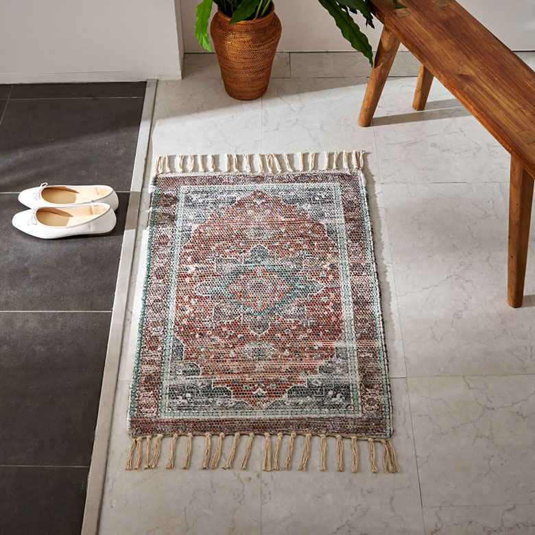 ベランダの入口やチェアの足元など家中で活躍するマット