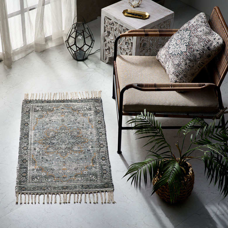 かすれたようなアンティーク調の表現が魅力のサステナブルなマット