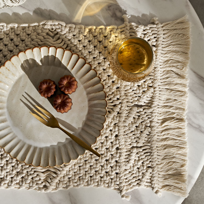 インドの職人により、全て手作業の「マクラメ編み」で作られたプレースマット