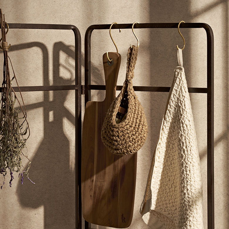 引っかけ収納に便利なS字フックを、上品な輝きの真鍮素材で作りました