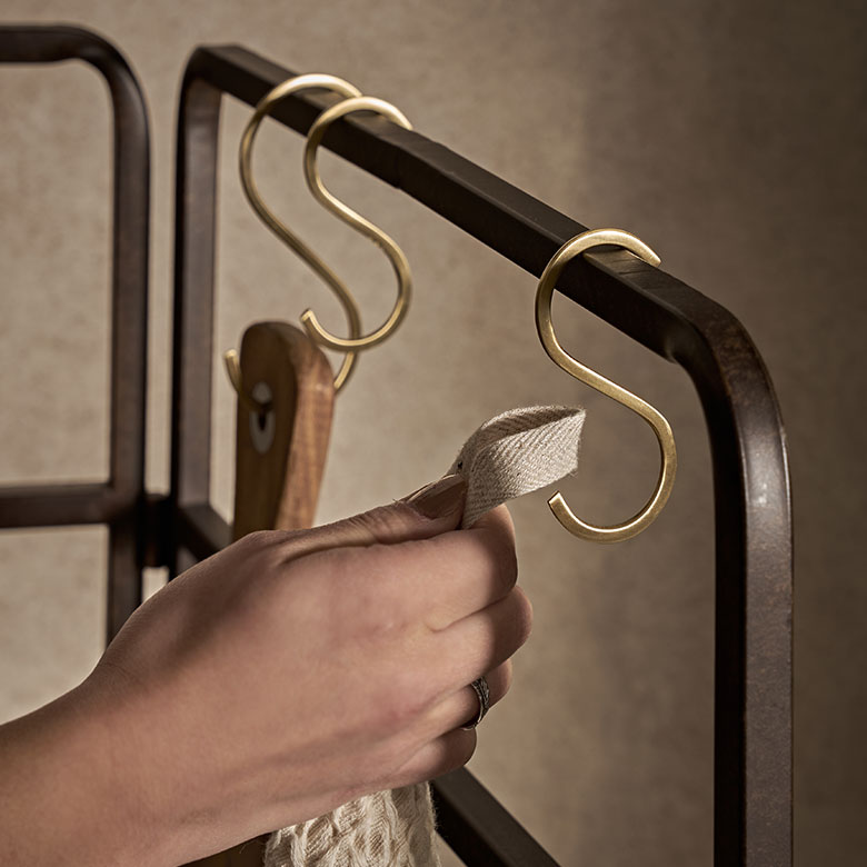 何気ない引っかけ収納をおしゃれに変えてくれるフック