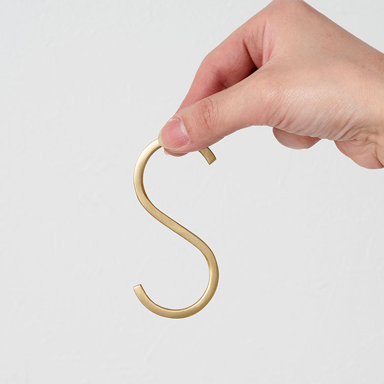 細身の線でカーブを描く、繊細なシルエット