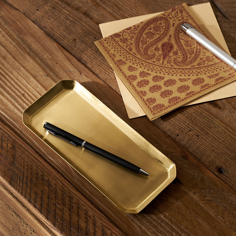 インドの職人がハンドメイドで一つ一つ丁寧に作った、温かみのあるアイテム