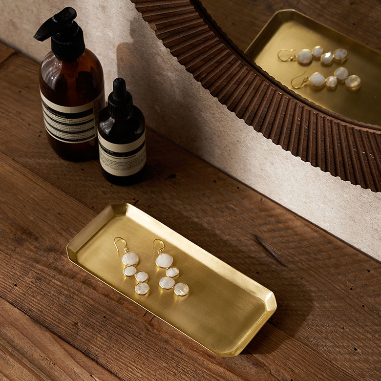 ペントレイとして文房具を置いたり、鍵や腕時計などの小物置きとしても