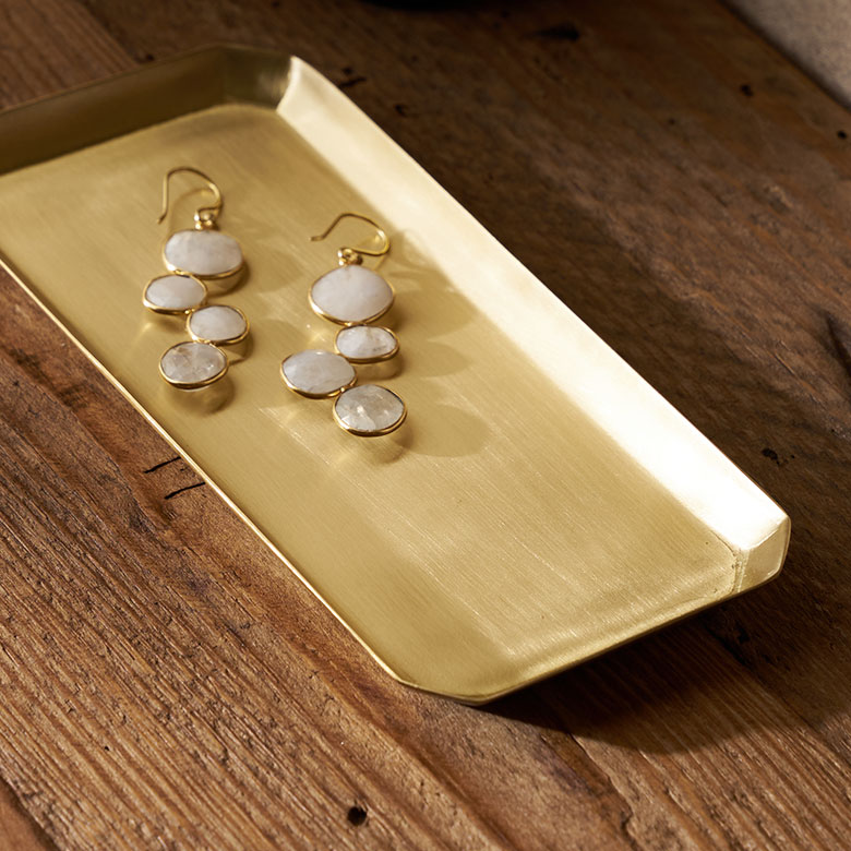 真鍮の素材感とゴールドカラーで存在感があり、上質な雰囲気