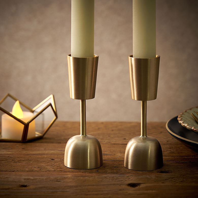 シンプルなフォルムと美しい輝きの、真鍮のキャンドルスタンド