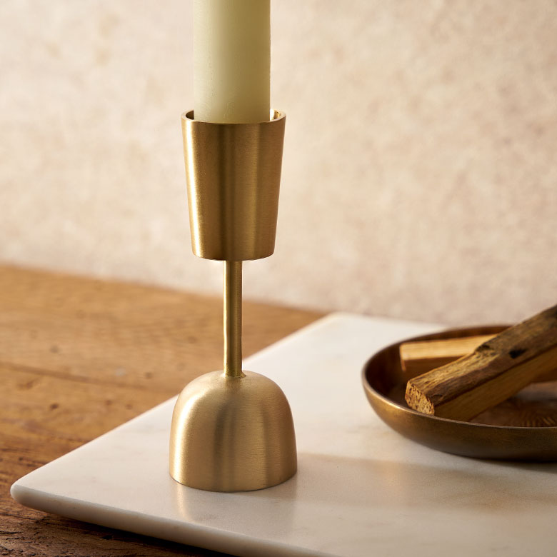 直線と曲線の対比で、シンプルながらも存在感のあるデザイン