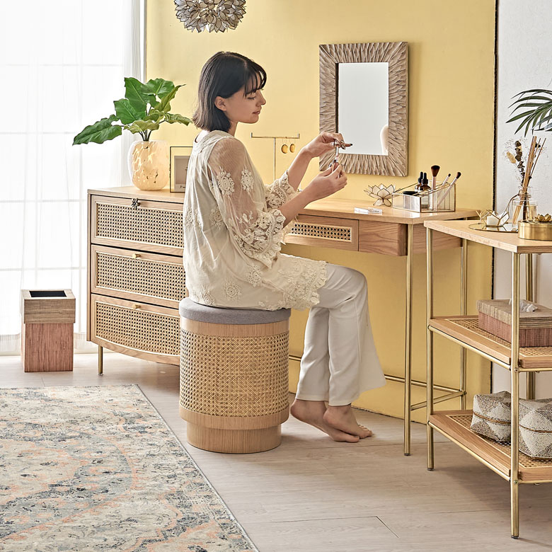 カゴメ編みのスツール。ラタンの家具。