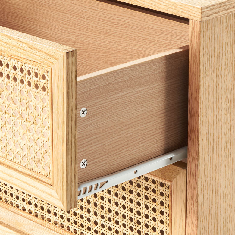 スライドレールで中の物が取り出しやすい