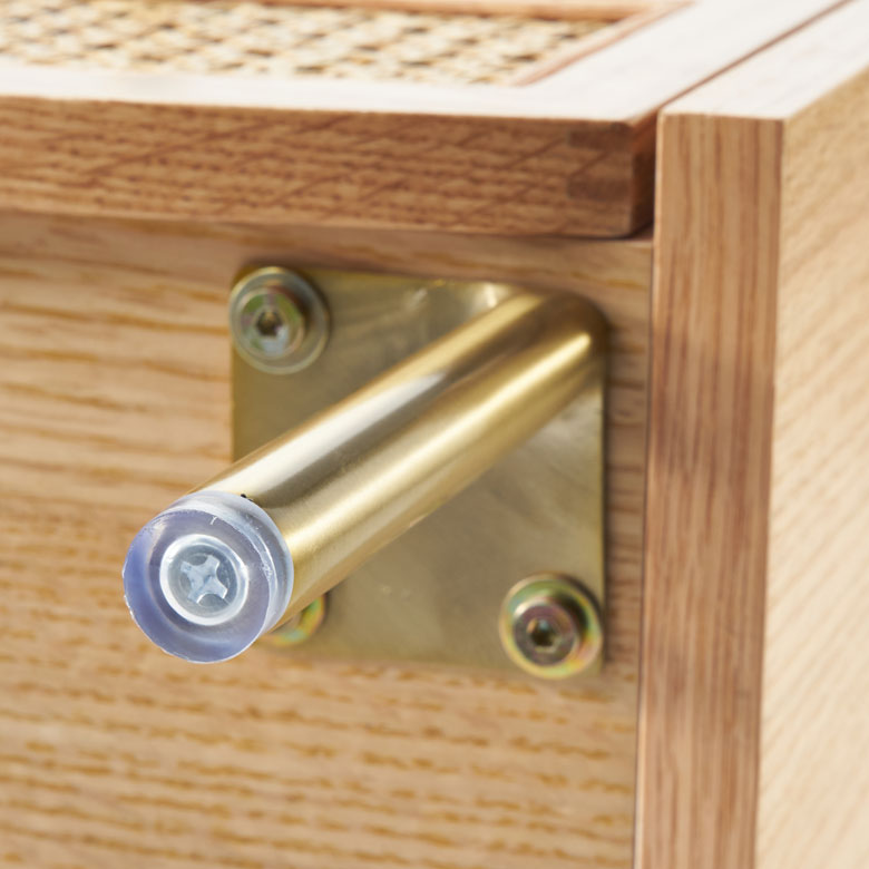 足のパーツを取り付ける組み立て式です