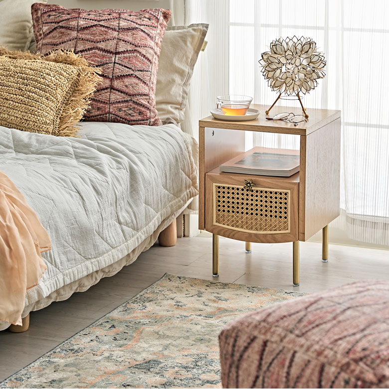 カゴメ編みのサイドテーブル。ラタンの家具。