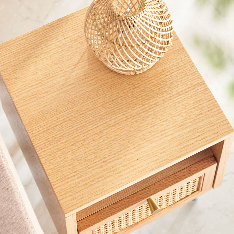 天然オークの無垢材使用