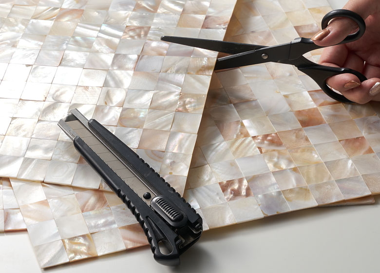 ハサミやカッターでカットも簡単