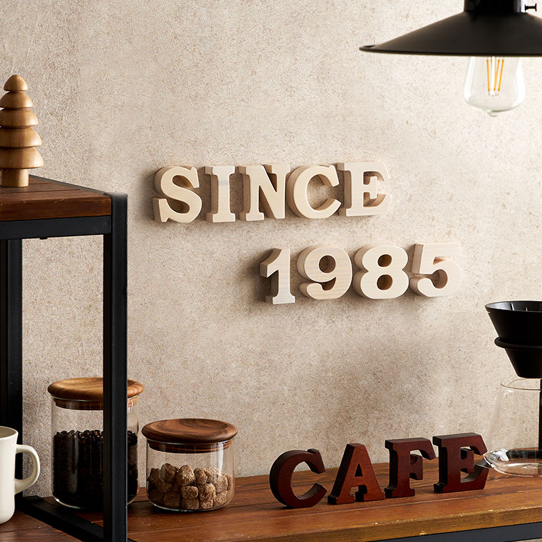 木彫りの数字オブジェ