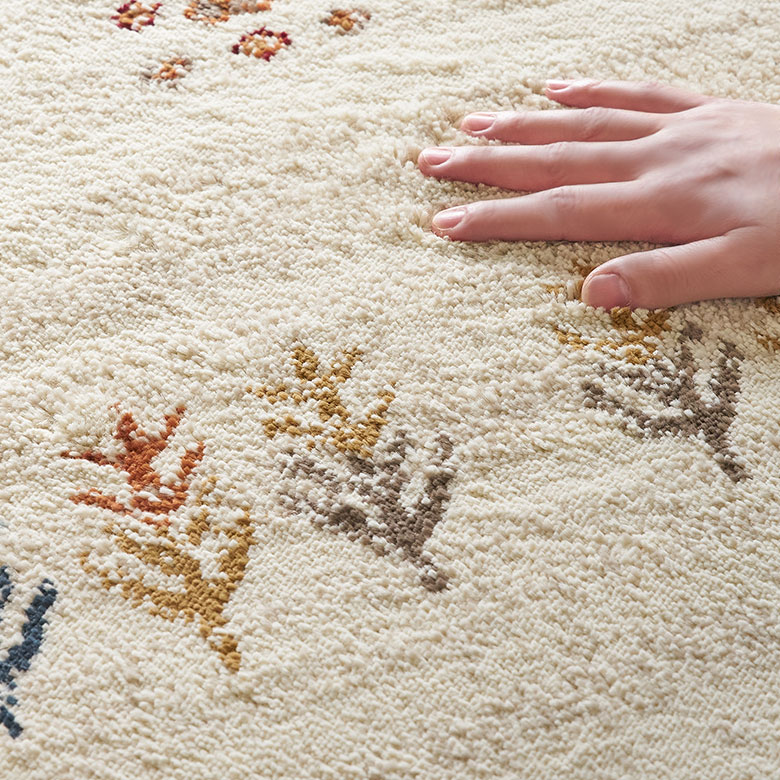 ギャッベでは代表的な、生命の樹のモチーフ