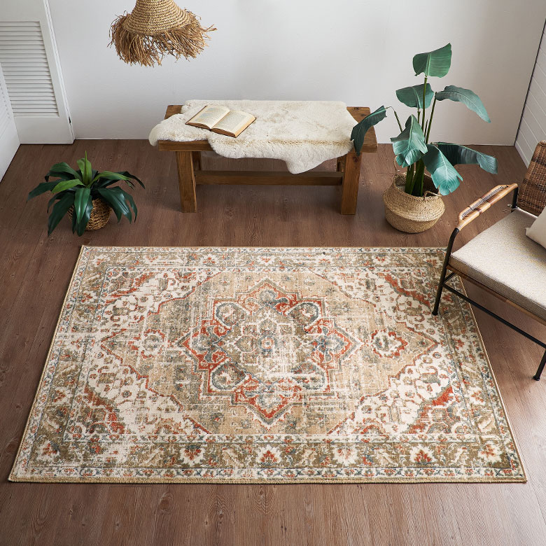 なじみの良いアースカラーのベージュやオリーブをベース