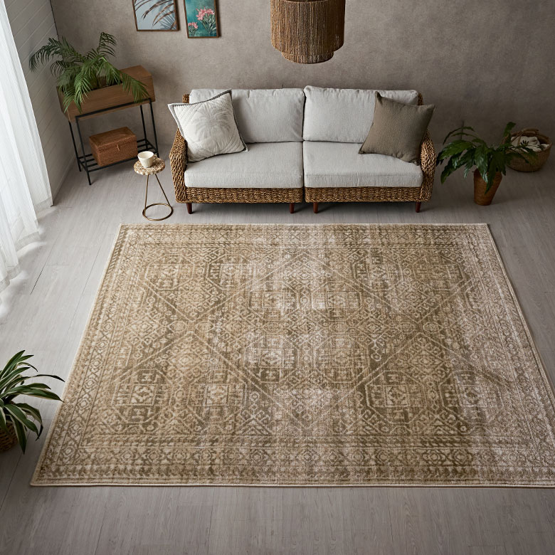 ブラウンベージュを基調にした、エスニックな印象の幾何学模様デザイン