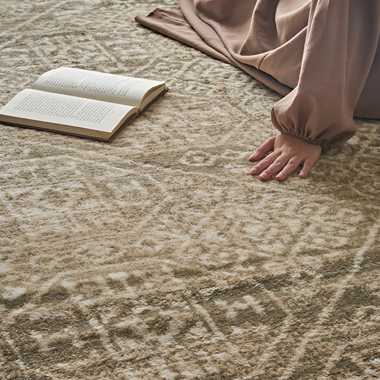 かすれたようなアンティーク調の表現や、繊細な柄と豊かな色の描写