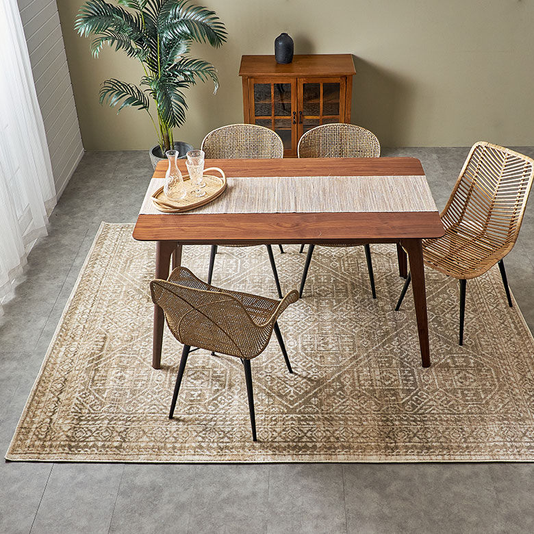 ダイニングがぐっと印象的で個性のある空間に